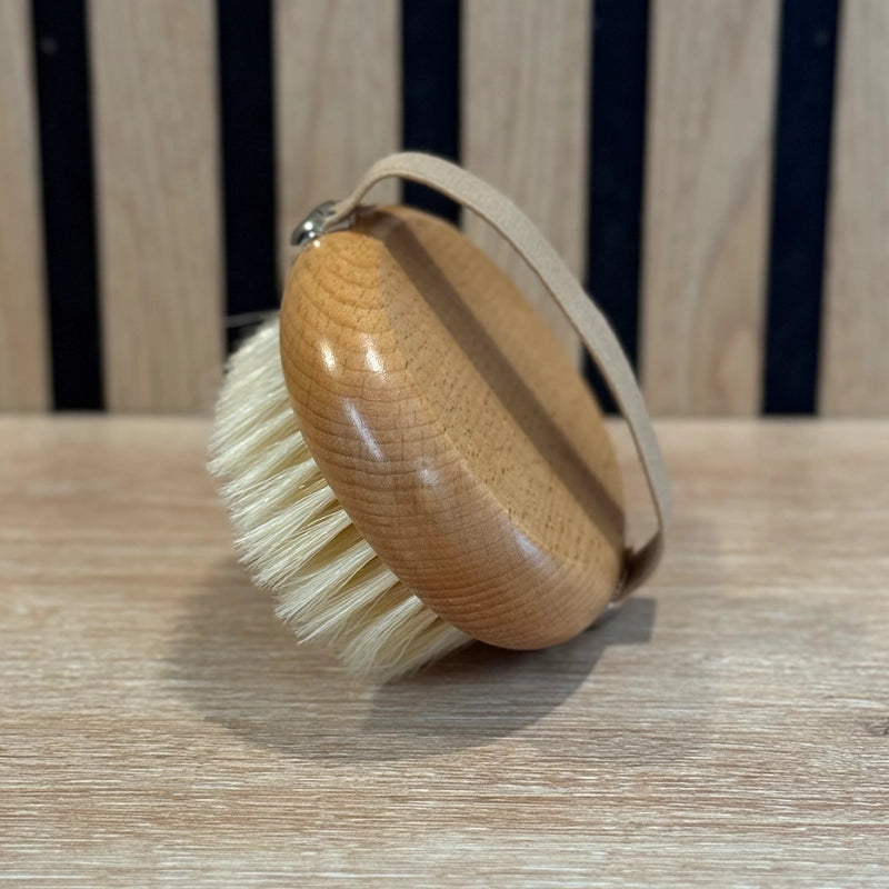 Herboristerie Moderne- brosse de massage en bois naturel pour le brossage à sec : exfoliation douce, peau lisse et rituel bien-être au quotidien.
