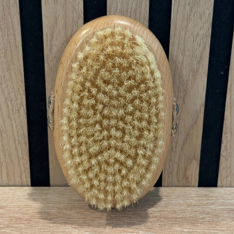 Herboristerie Moderne- brosse de massage en bois naturel pour le brossage à sec : exfoliation douce, peau lisse et rituel bien-être au quotidien.